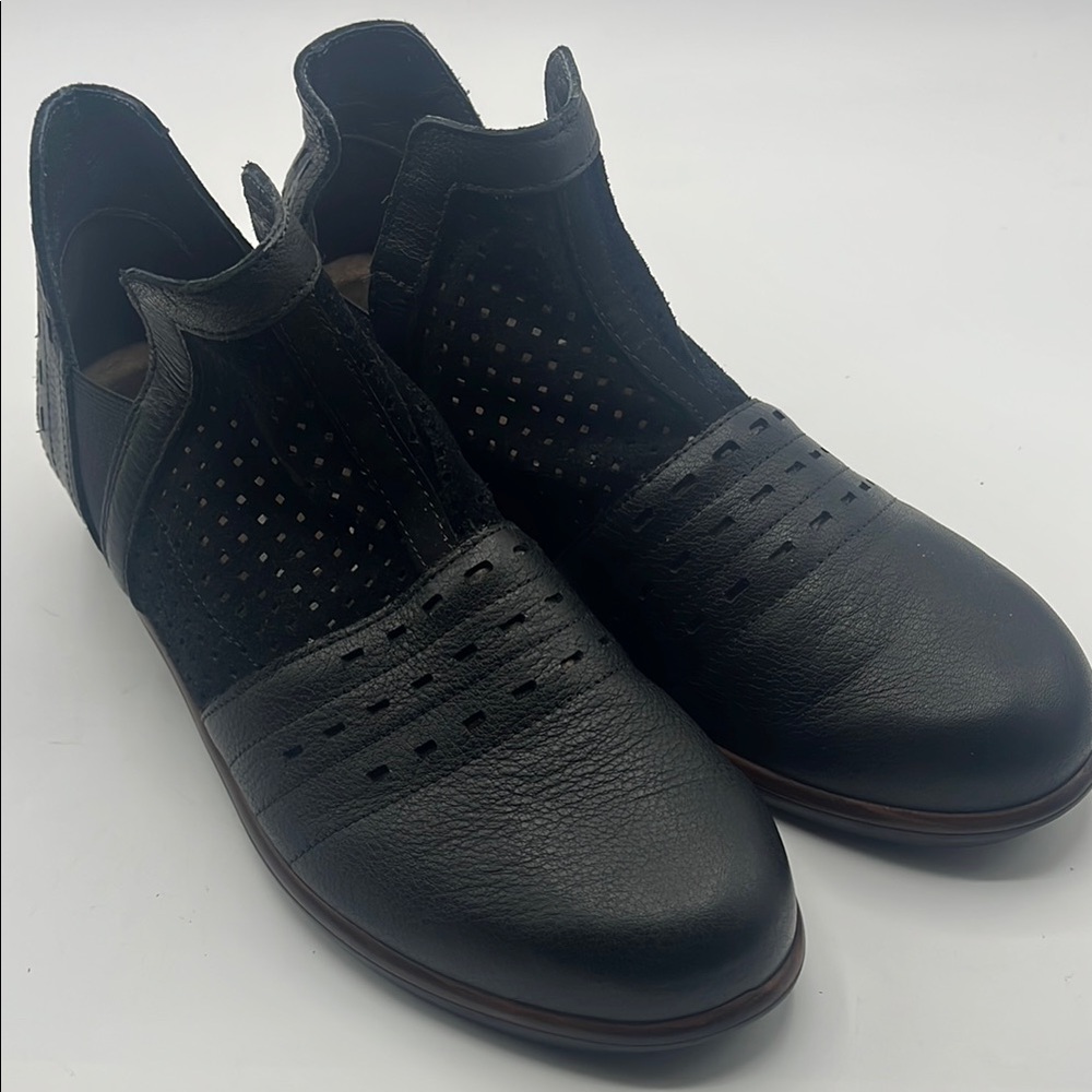 Naot Black Flats Sleek Design Comfortable Fit